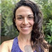 Profesora de Yoga certificada en Vinyasa Flow y Yoga Prenatal, con más de 6 años de experiencia dando clases presenciales y online